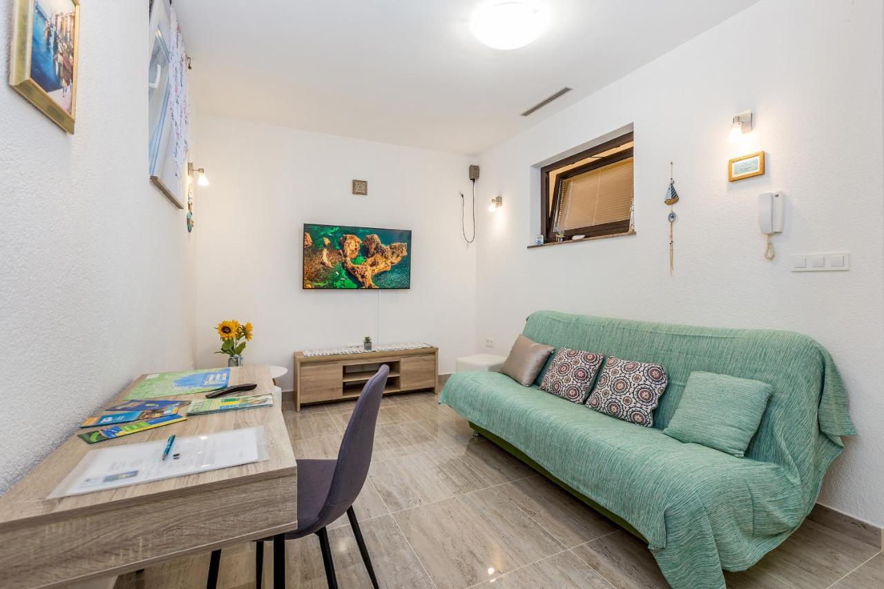 Apartman Filip Appartement Malinska Buitenkant foto