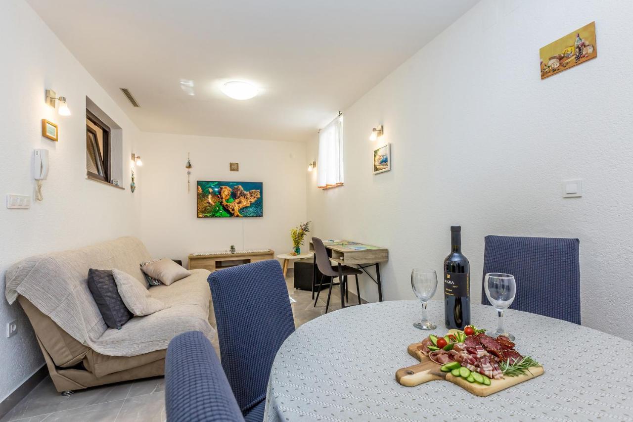 Apartman Filip Appartement Malinska Buitenkant foto